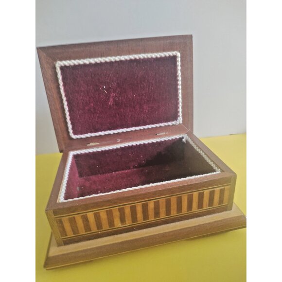 VINTAGE Wooden Decorative Box Inlaid jewelry box felt insert 6.5" x 4.75" - Picture 7 of 15